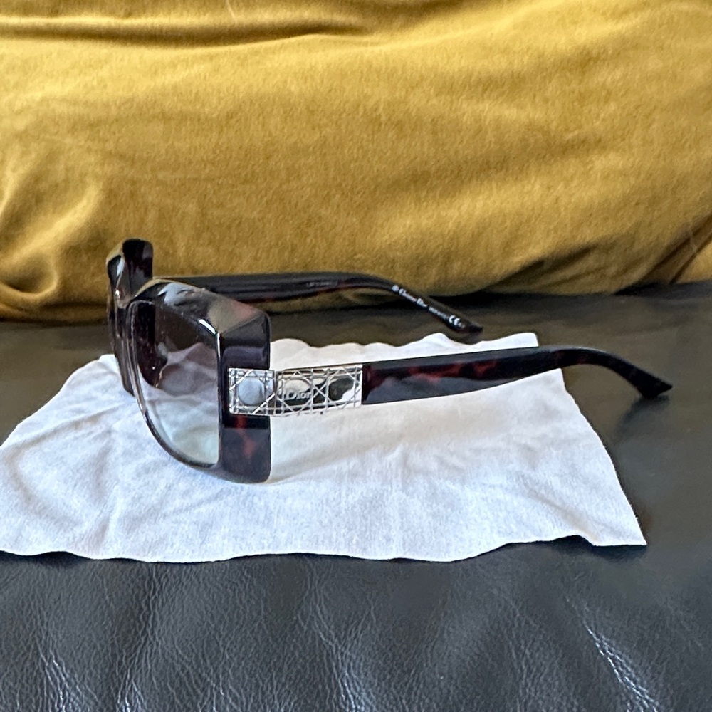 Dior Women's Tortoiseshell Sunglasses with Brown Gradient Lenses - Picture 4 of 11
